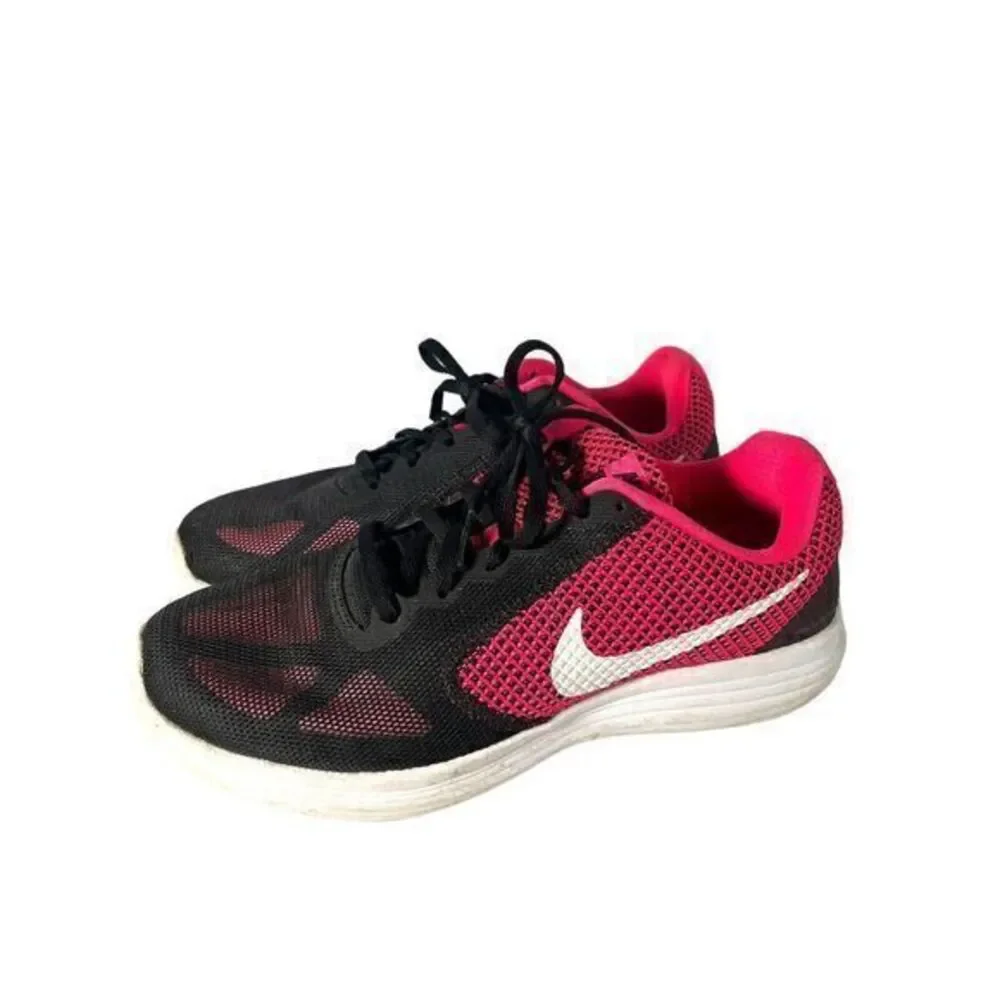 Nike womens revolution